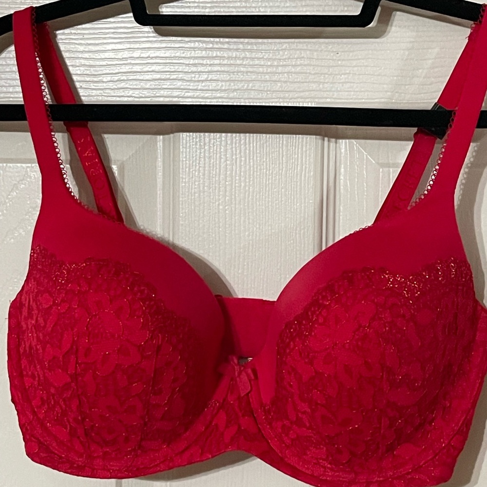 Victoria’s Secret bra 34DDD. No tag but never worn! Lined Demi.